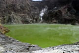 кратер, заполненый кислотным озером