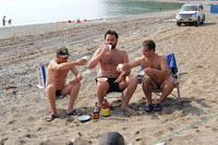 полдень.. джентельмены пьют и закусывают икрой морского ежа