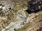 выход реки из пещеры